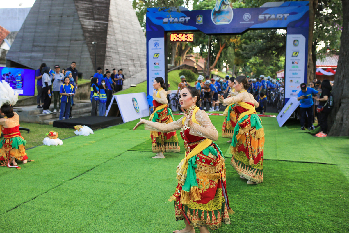 3 dancers performing a traditional Indonesian dance