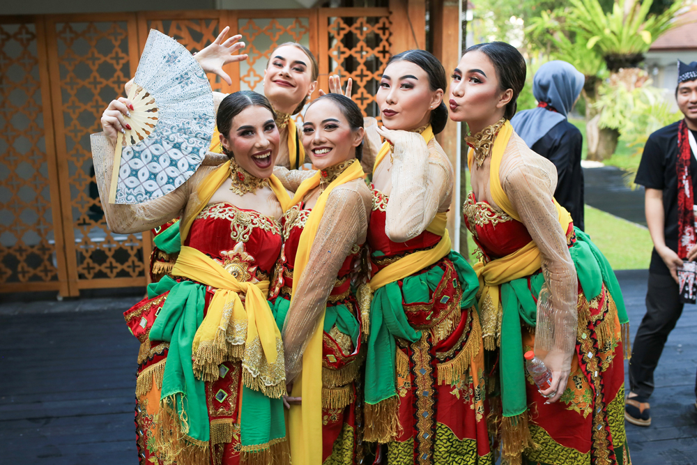 Picture of Yasmin Middleton (Australia), Sasha Fedorova (Russia) Deena Verawati, Assel Shaimerdenova (Kazakhstan), andYvette Rondonuwu (Indonesia) in traditional Indonesian costume after their performance of Tari Kembang Bakung