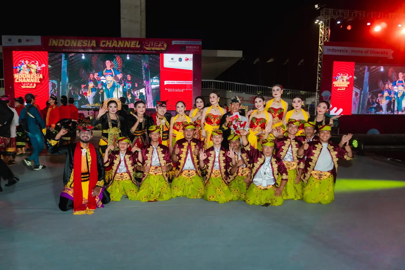 Group photo of the Banyuwangi team dancers and musicians