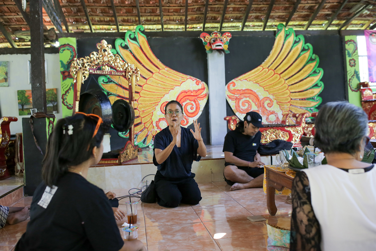 Image of a lady at Sanggar Lang Lang Buana speaking to a group of people